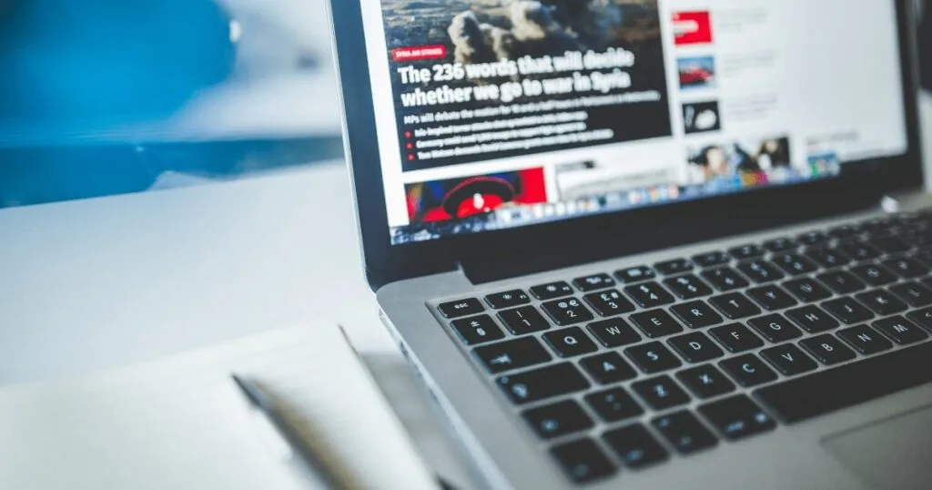 Navigazione internet di un sito di notizie da un computer portatile