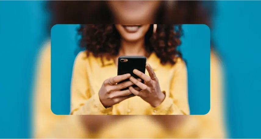 Ragazza con smartphone in mano su sfondo turchese