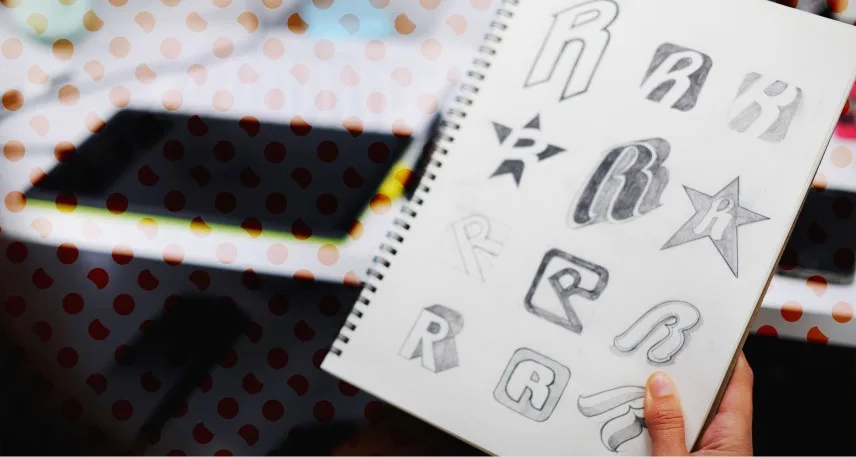 Quaderno con schizzi a matita per redesign logo