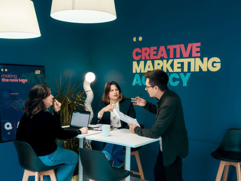 riunione-tre-persone-parete-creative-marketing